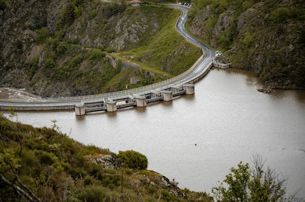 Quels sont les avantages et les inconvénients de l'utilisation des barrages pour la production d'énergie hydroélectrique en termes de biodiversité ?