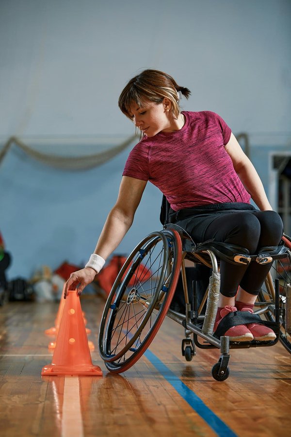 Comment organiser une compétition de slam poétique en ligne avec des participants internationaux?