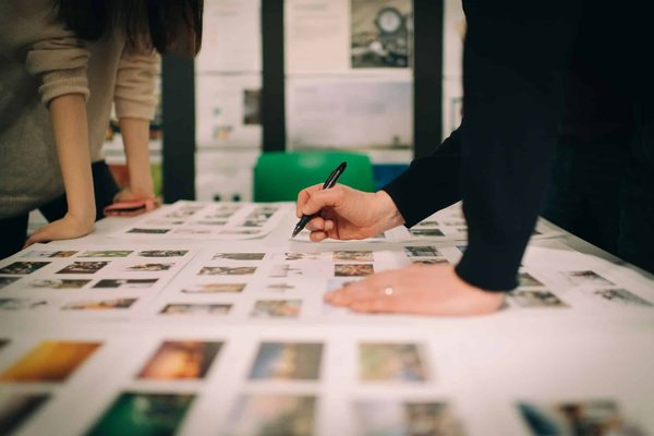 Comment les artistes peuvent-ils utiliser le collage pour critiquer la société de consommation ?